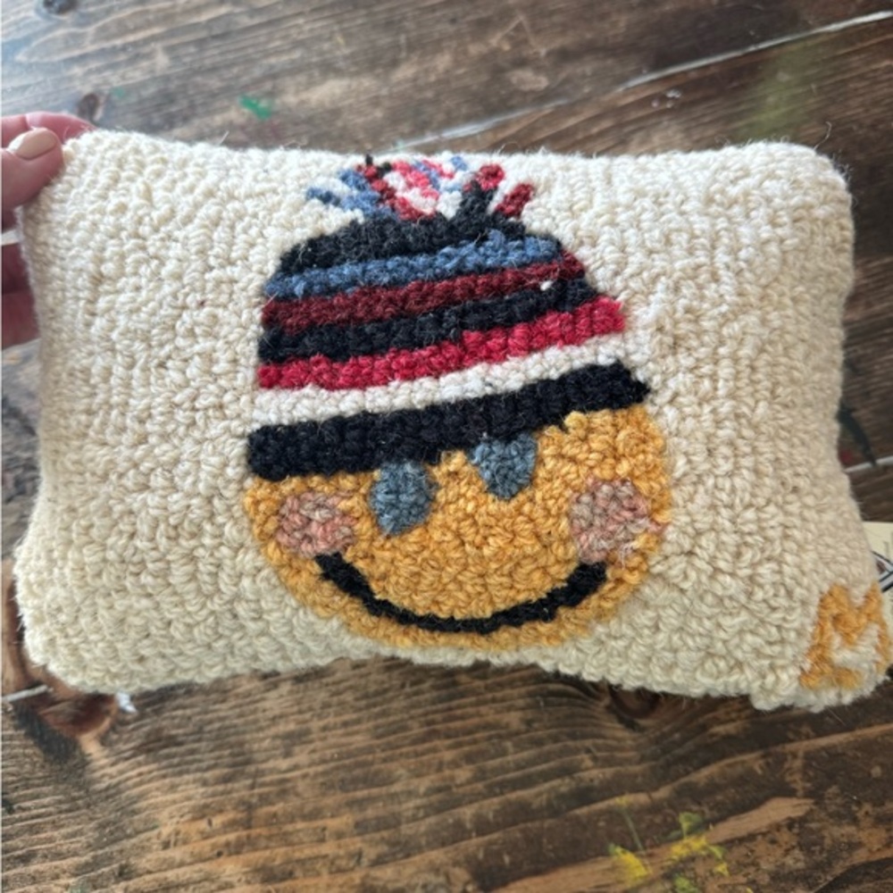 HOOKED WOOL smiley face pillow by FOUR SEASONS! Excellent quality & fun & cute!